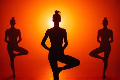 高温の部屋でヨガをする人々